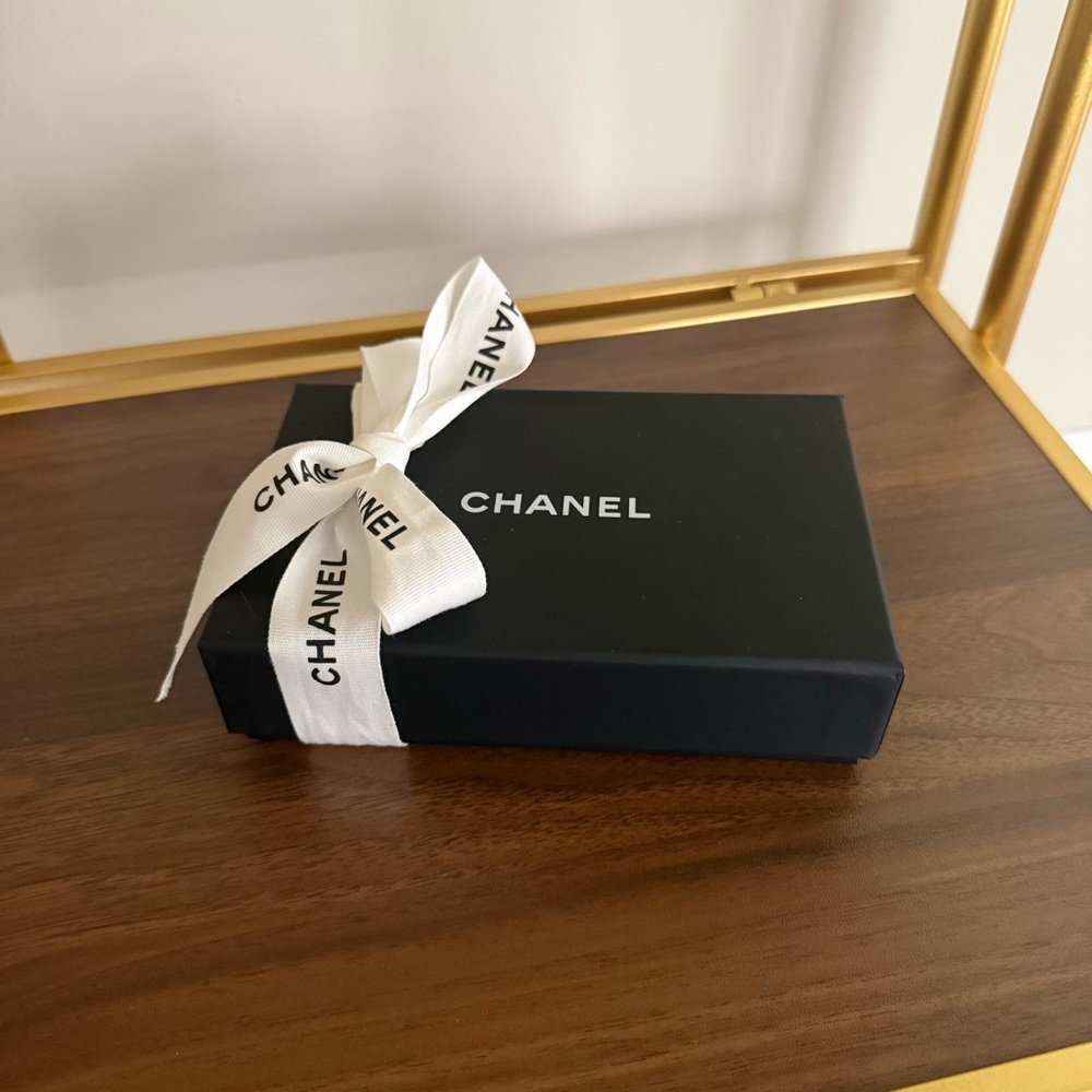 Chanel Small Box with Ribbon - Picture 2 of 5
